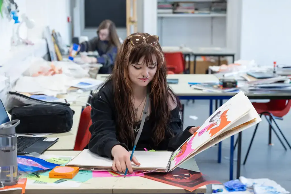 art student in class